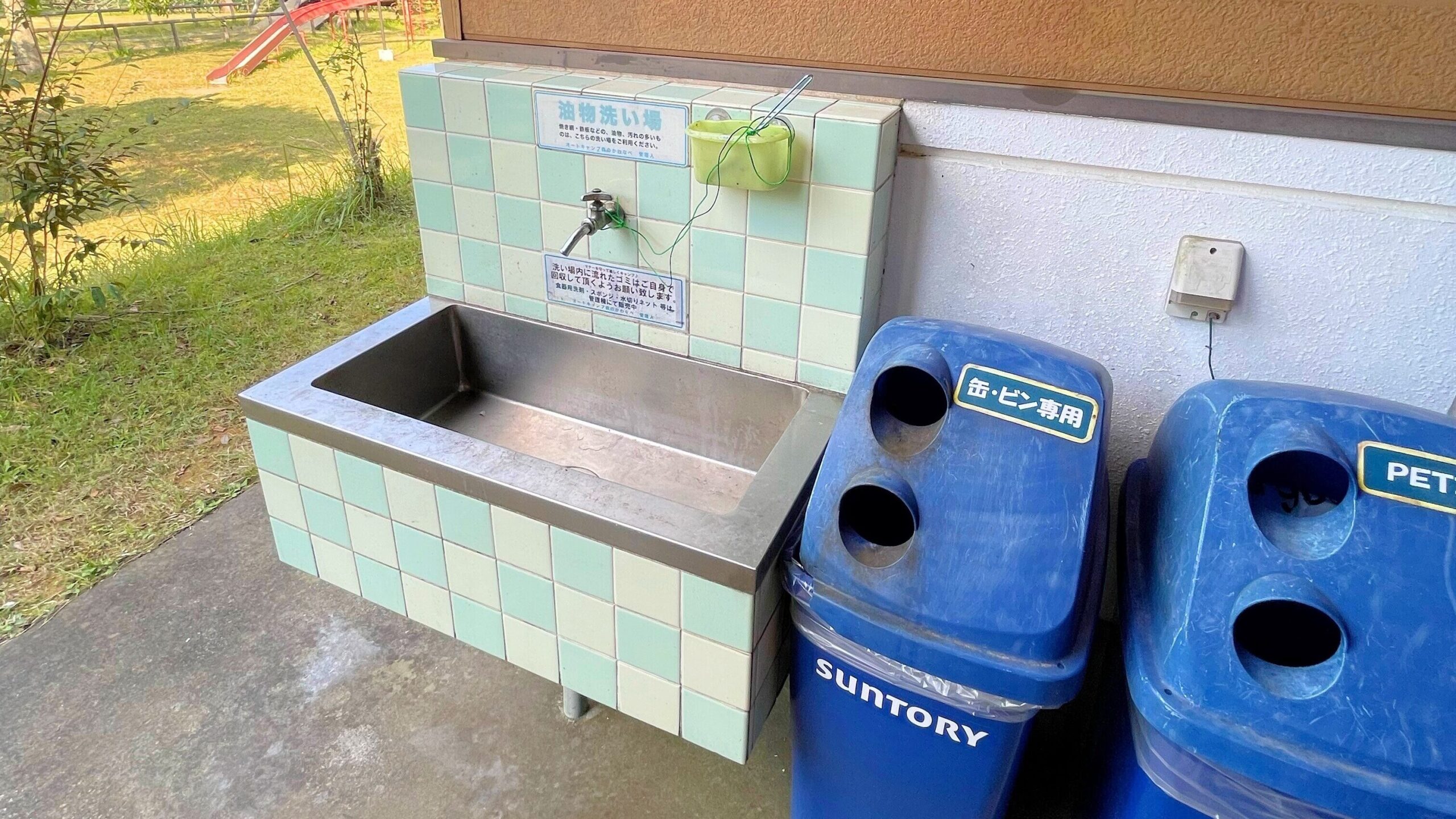 オートキャンプ森のかわなべ炊事棟内油物洗い場と缶ビンペットボトル専用廃棄ボックス