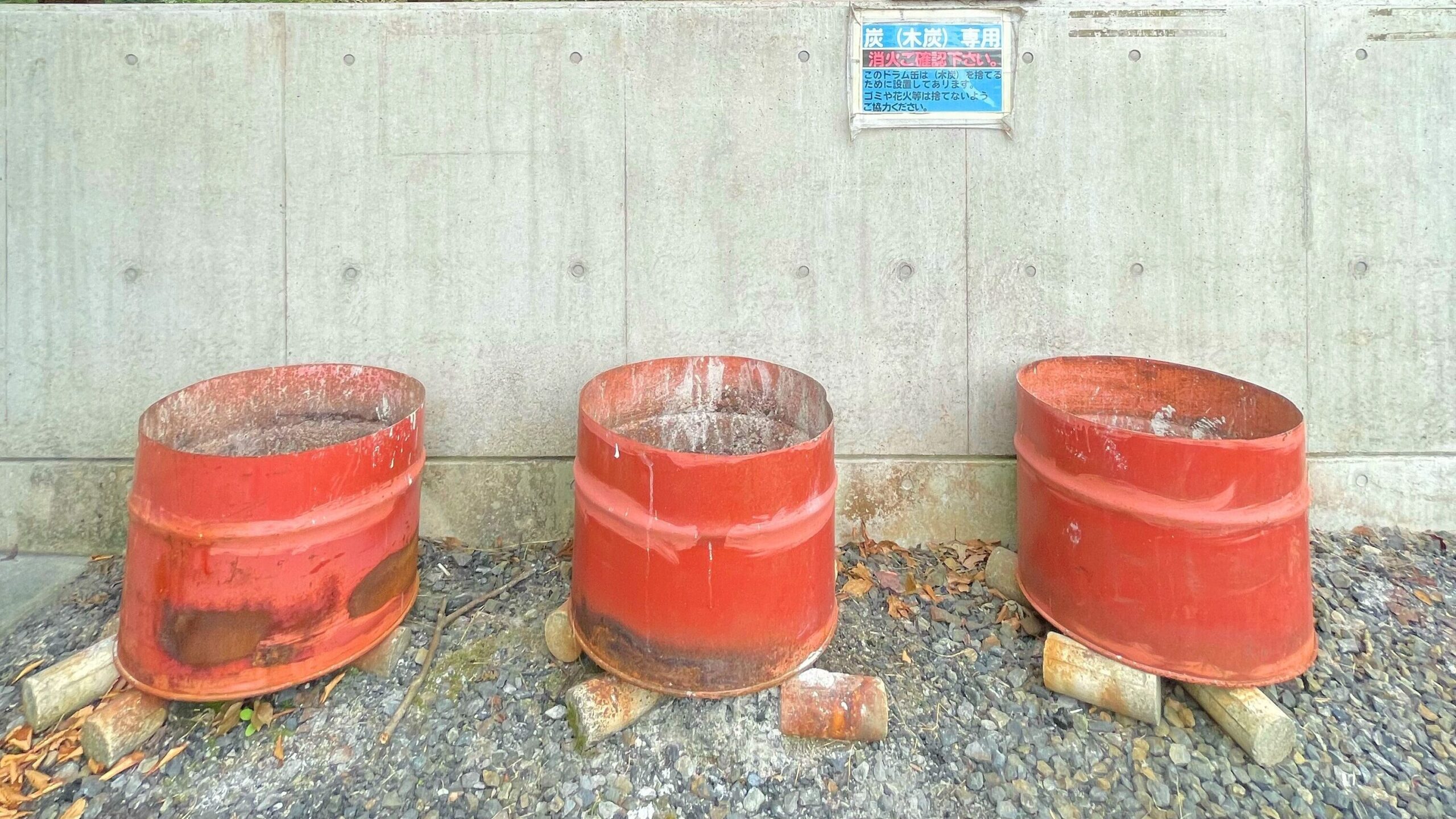 大隅広域公園キャンプ場サテライトハウス裏にある残灰捨て缶