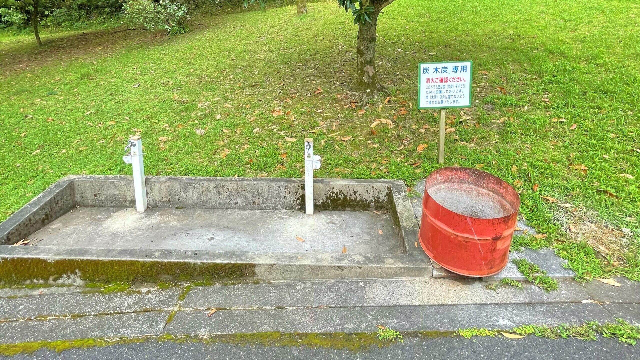 大隅広域公園キャンプ場にあるバンガロー付近の水道と木炭廃棄缶