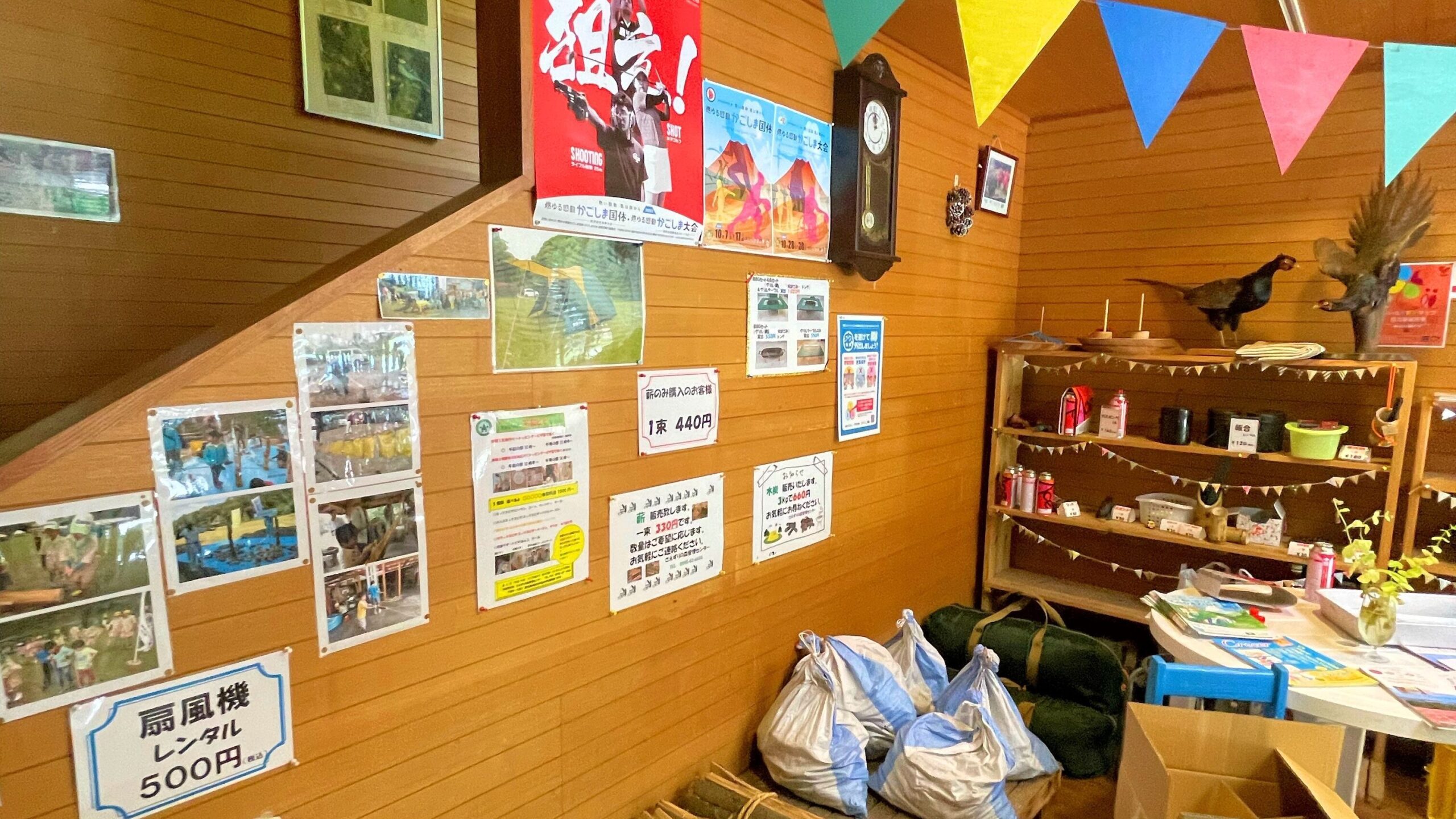 さえずりの森キャンプ場管理棟内の販売・レンタル品