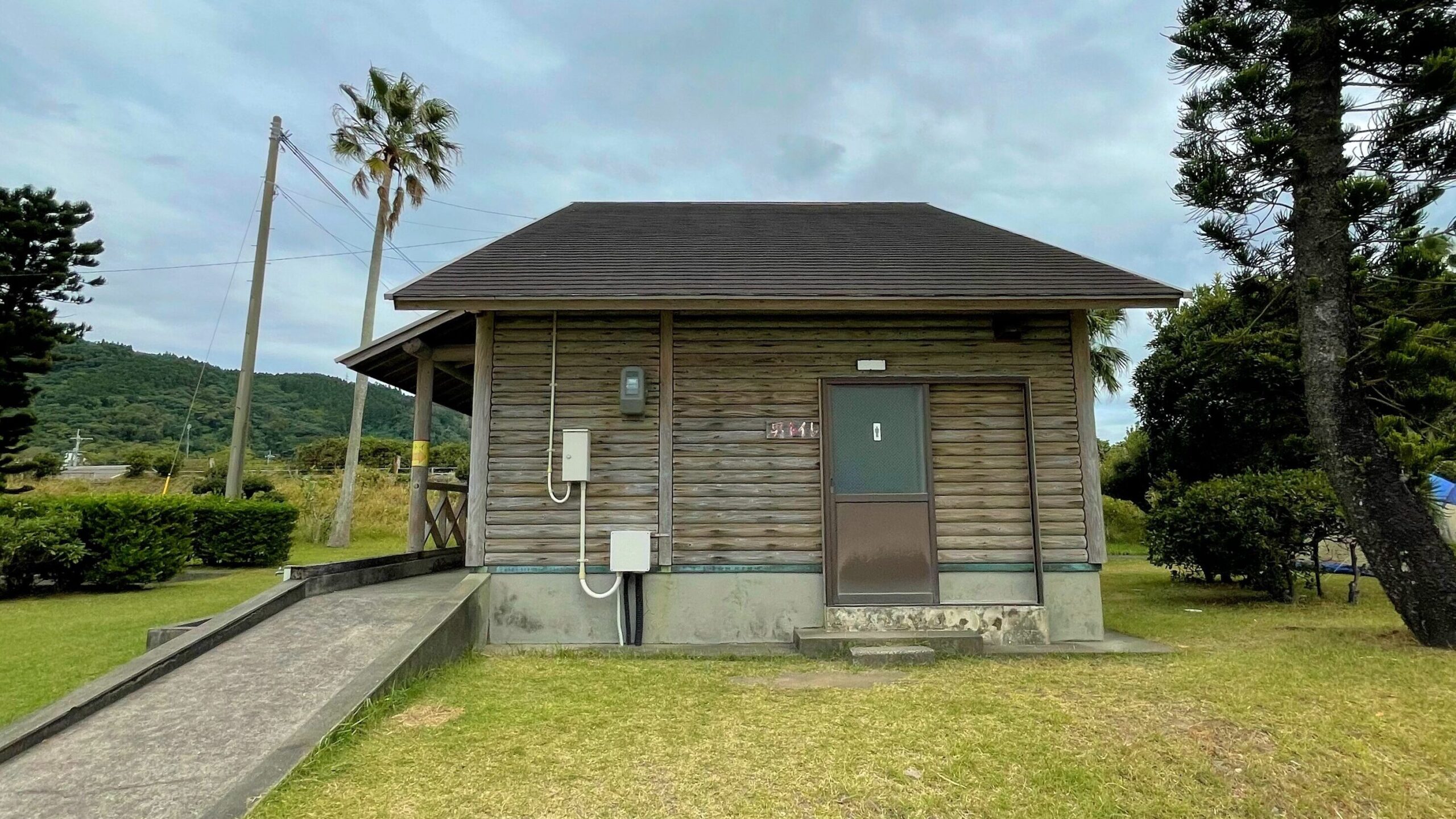 神川キャンプ場管理棟横のトイレ
