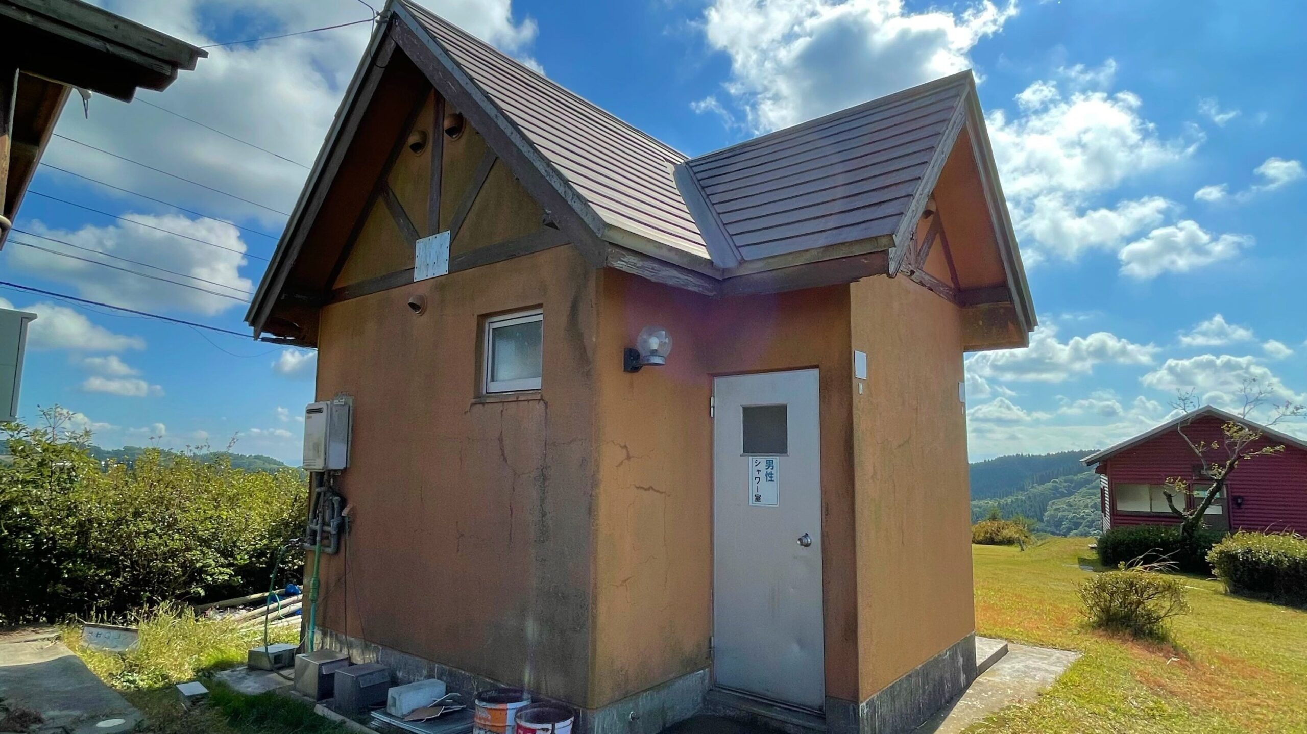 輝北うわば公園キャンプ場のバンガロー近くにあるシャワー棟