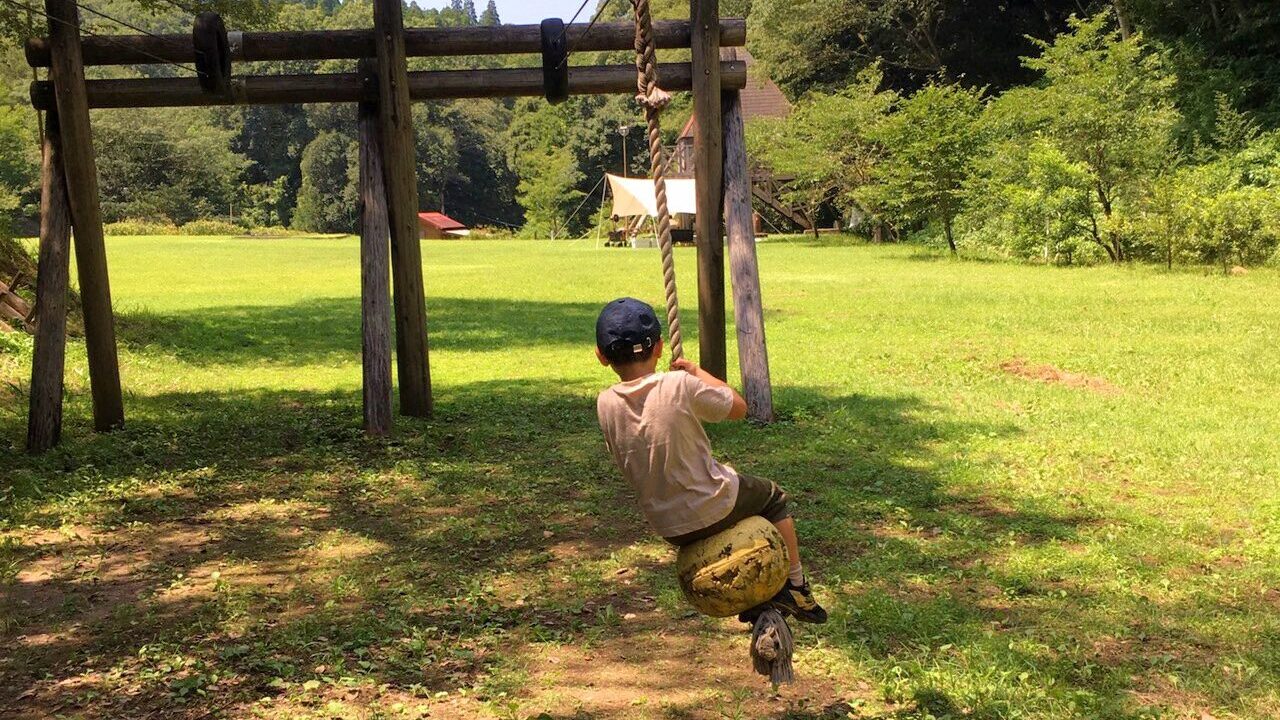 さえずりの森キャンプ場のアスレチックで遊ぶ子供