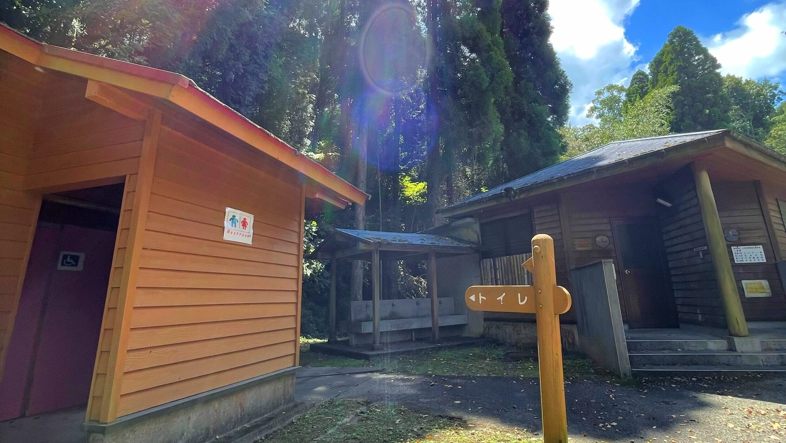 さえずりの森キャンプ場のトイレとシャワー棟