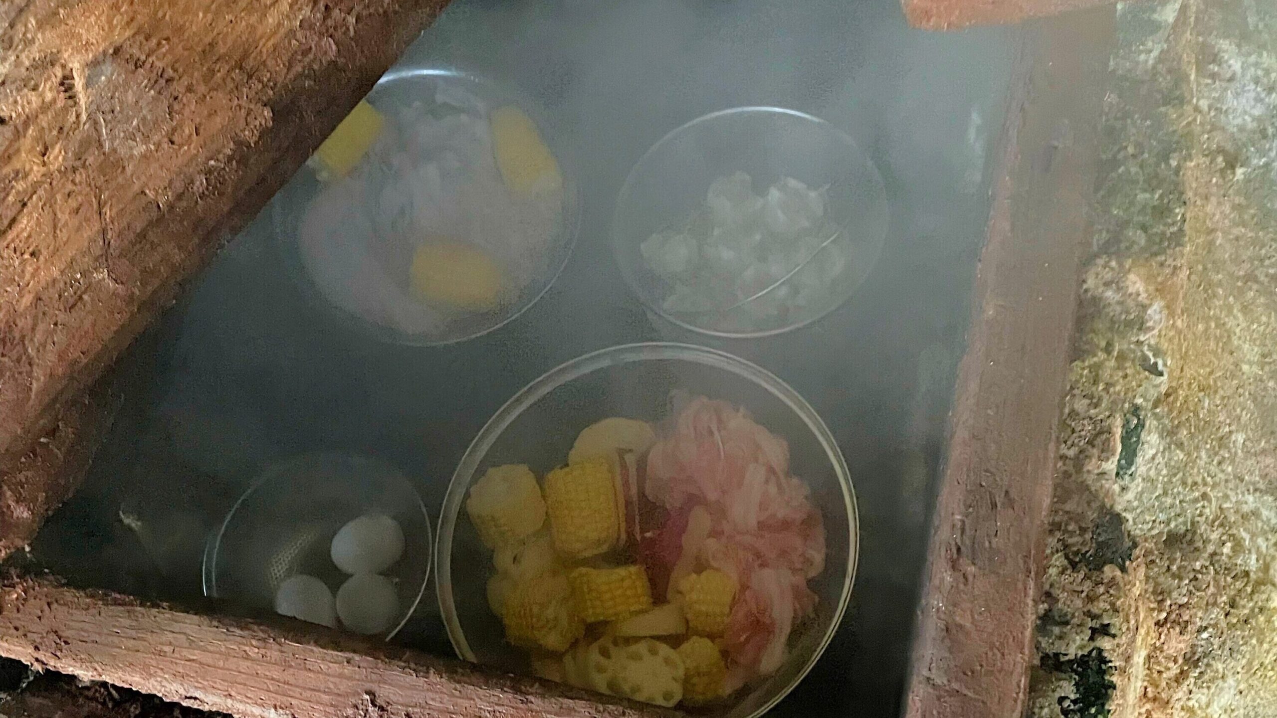 霧島温泉旅の湯にある地獄蒸し館で食材を蒸す