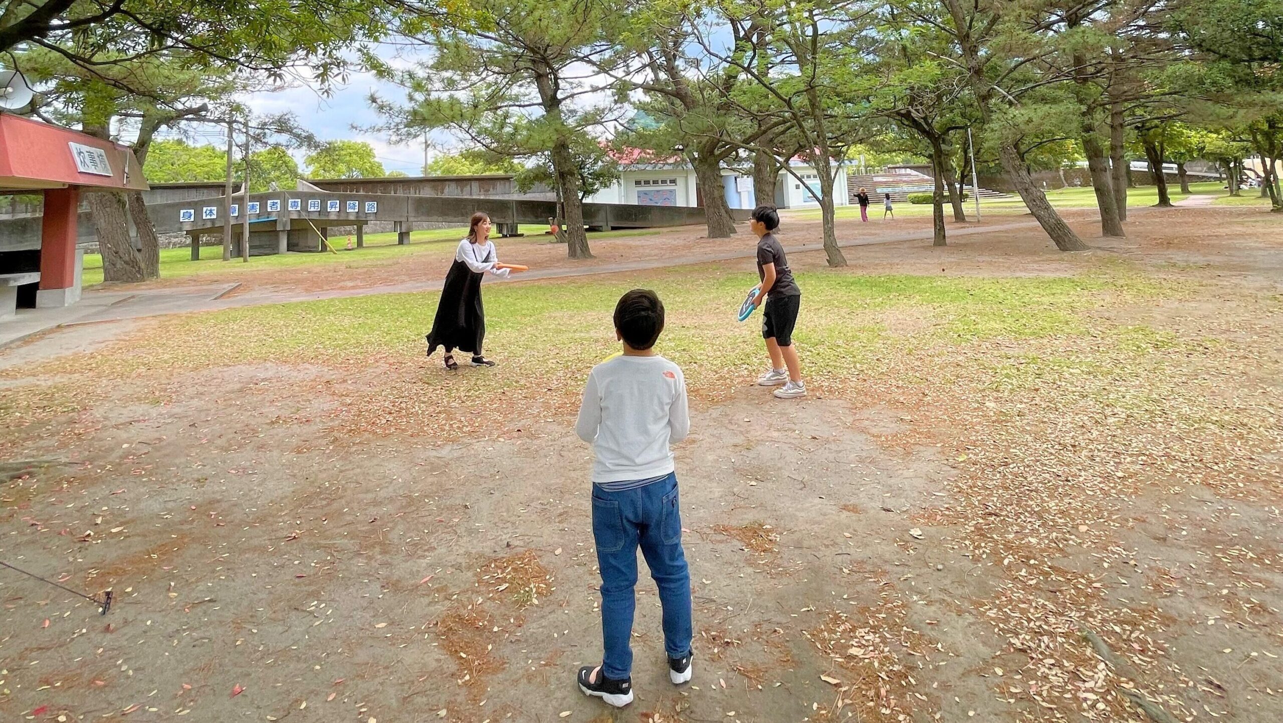 オゴディスクで遊ぶ家族