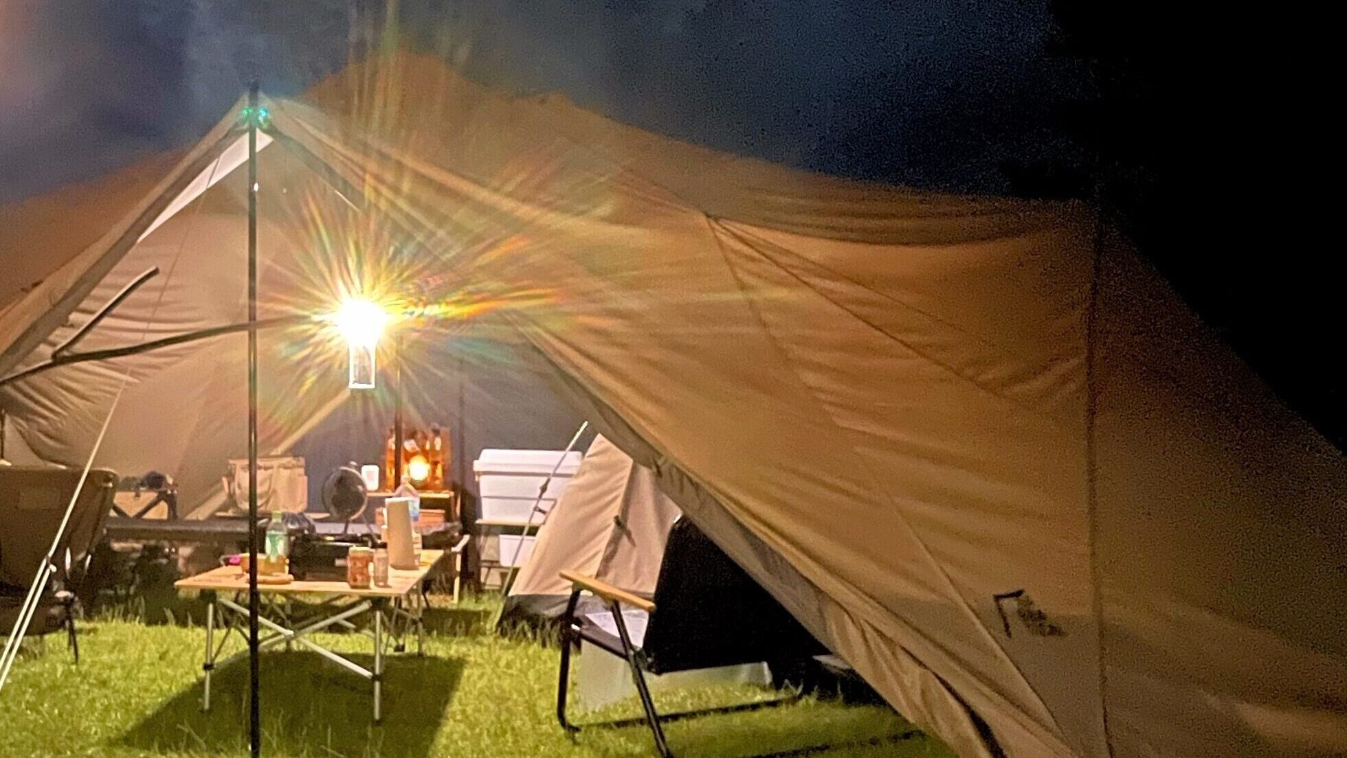 ゴールゼロの灯りで照らされたテント