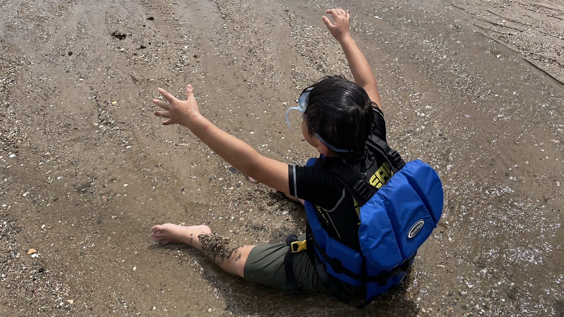 海水浴を楽しむ子ども