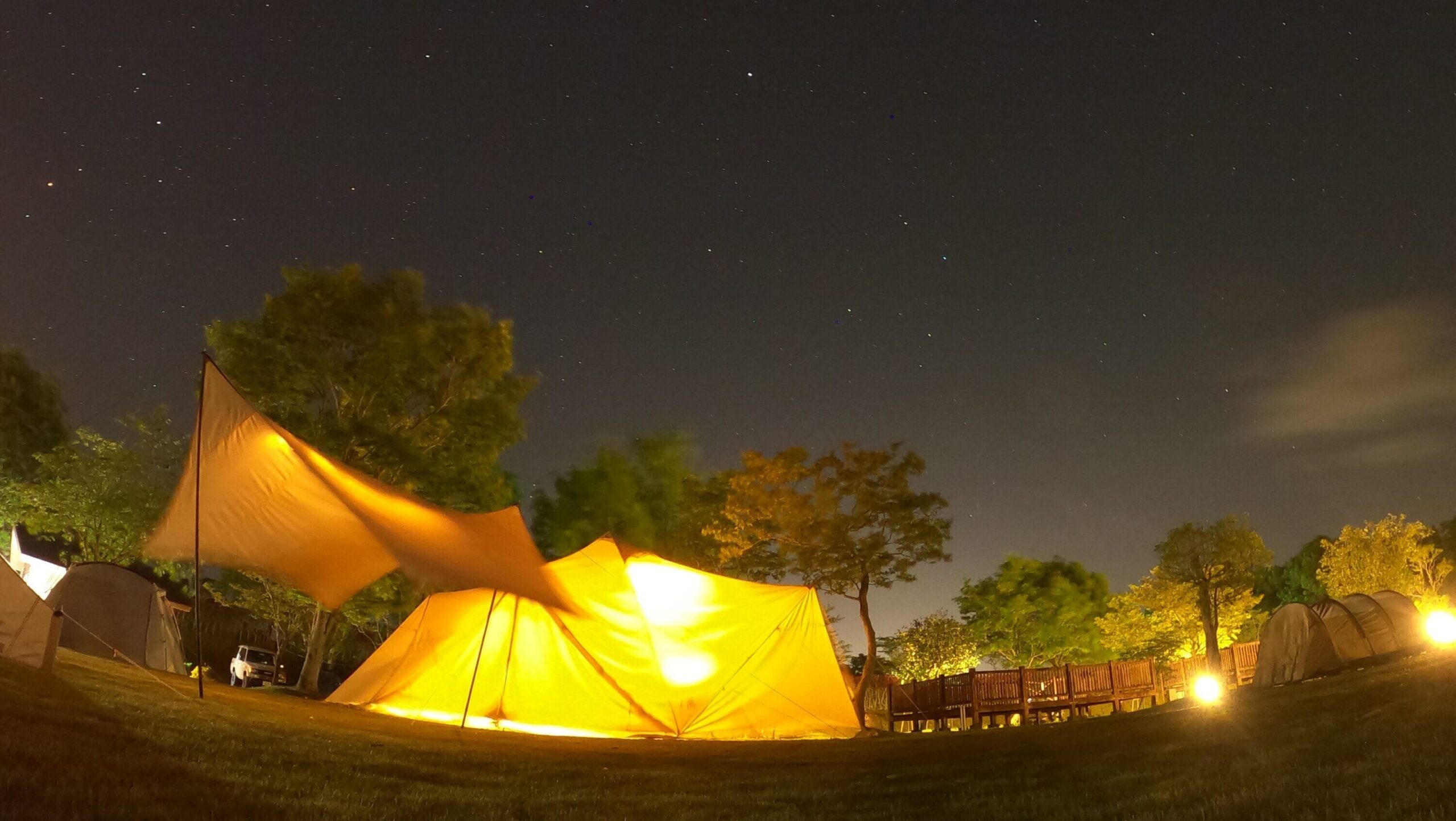 夜空の星とランタンの灯りで光っているテント
